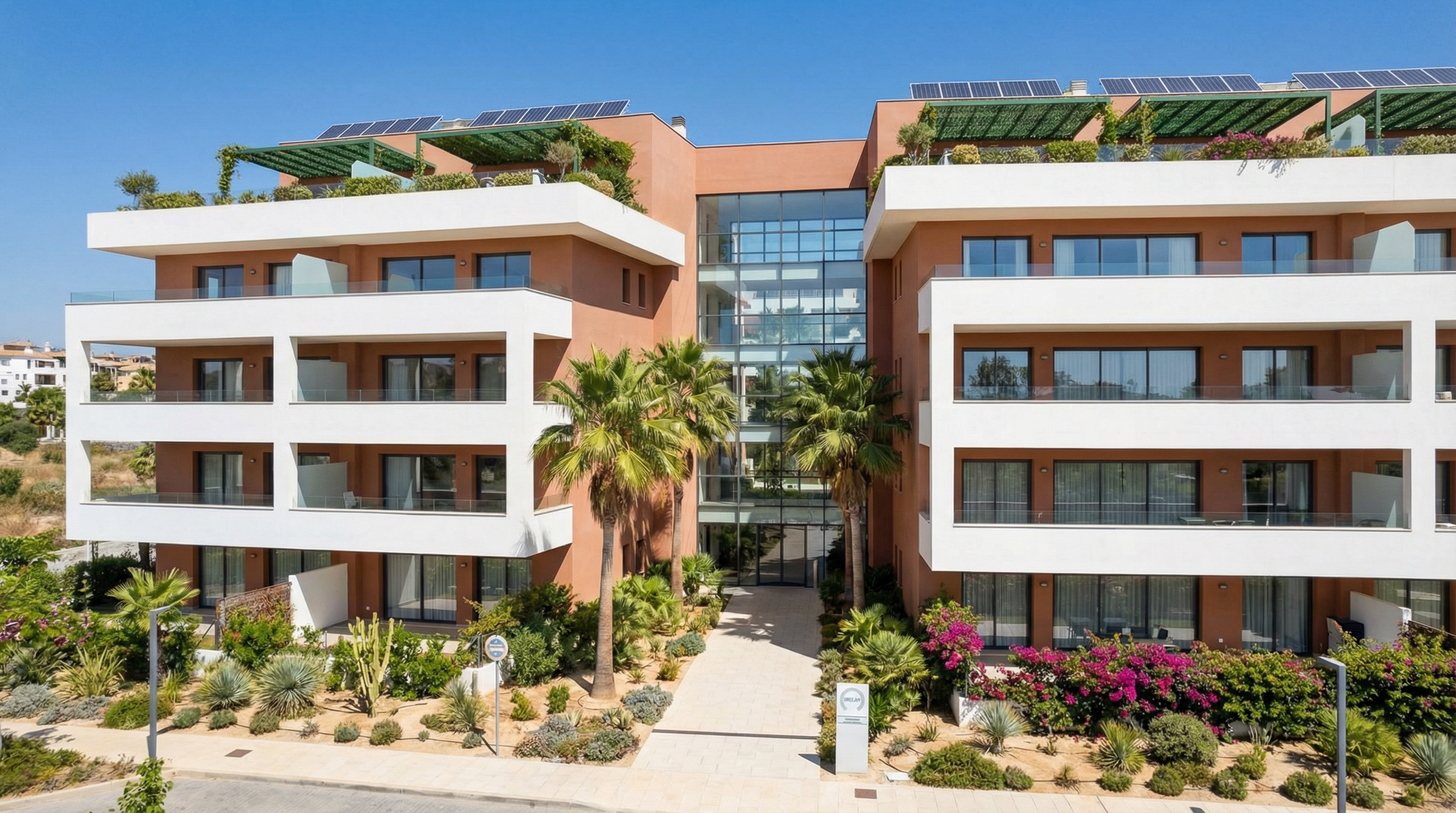 Inspecteurs vérifiant la conformité des bâtiments sur la Costa del Sol, Espagne, avec des paysages méditerranéens en arrière-plan.