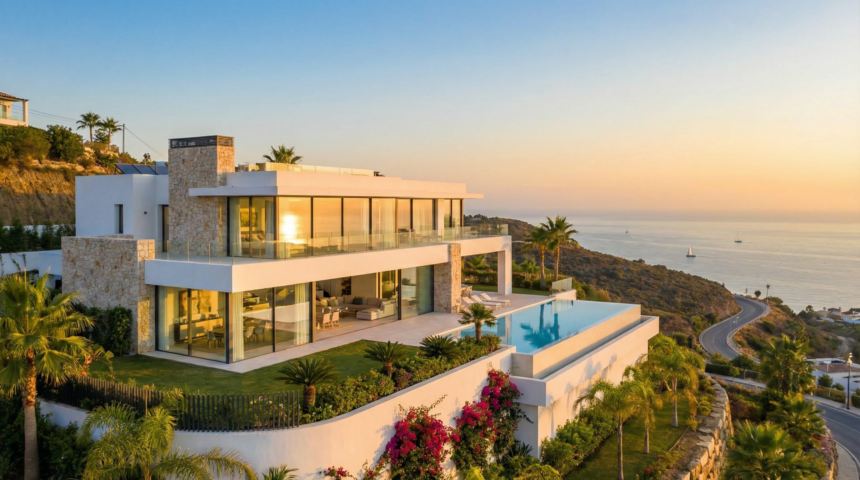 Luxe villa aan de Costa del Sol met prachtige architectuur en uitzicht op de Middellandse Zee, omringd door weelderig groen tijdens het gouden uur.